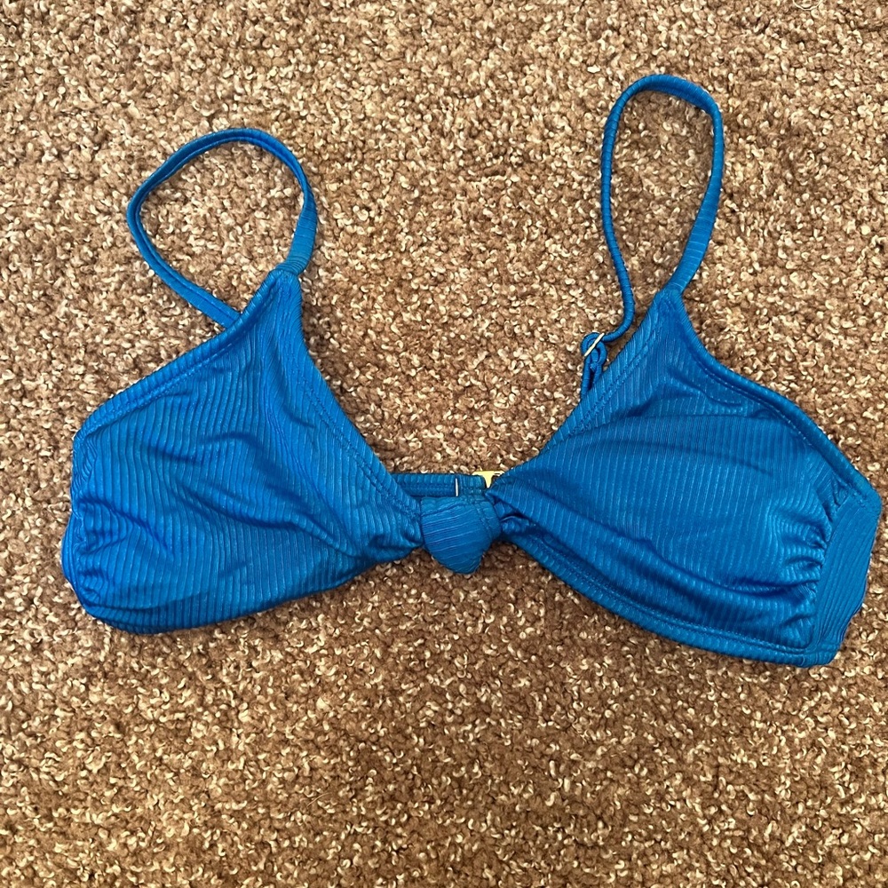 Ribbed knotted bikini top